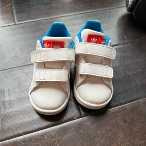 adidas Kids White Velcro Sneakers with Blue Lining and Red Tongue Detail
